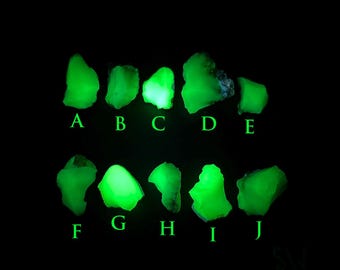 ONE Fluorescent Hyalite Opal. Small. SW LW Uv light. Neon Green Fluorescence. Durango, Mexico