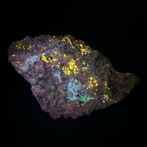 Fluorescent Wollastonite, and Franklinite. Yellow shortwave SW 254nm fluorescence. From Sterling Hill Mine, NJ.