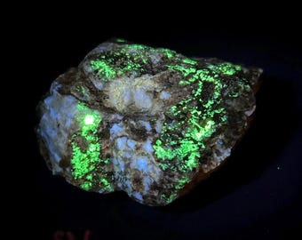 Fluorescent Hyalite Opal and Microcline. SW MW Uv light. Hill City, Pennington Co., South Dakota - ET132