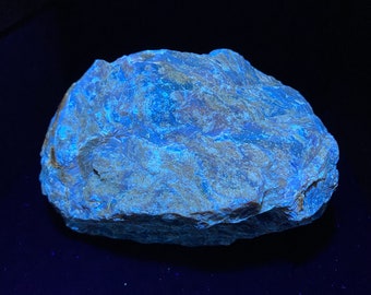 5" - 371 g - Large Fluorescent Amber. From Sumatra, Indonesia. Natural and rough.