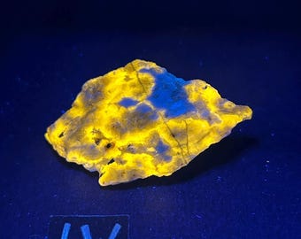 Fluorescent Scapolite and Prehnite Specimen from Saint Michel de Wentworth in Quebec, Canada. LW, MW, SW Uv Fluorescence. Multi Wave - ET130