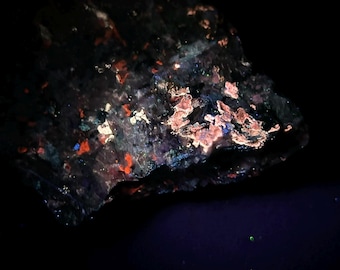 Fluorescent Crazy Calcite and unidentified minerals specimen. Sterling Hill Mine, Ogdensburg, New Jersey. Shortwave and Midwave
