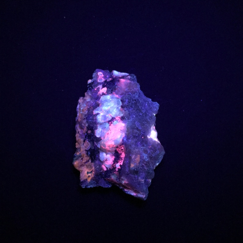 Rainbow FANTASY ROCK 5 color TUGTUPITE Sodalite, Hackmanite, Chkalovite, Analcime, Polylithionite, and Arfvedsonite. Greenland image 8