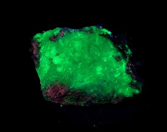 Fluorescent Chalcedony and Quartz. Glows under Shortwave 254 nm and Midwave 310nm UV light. Trancas, Mexico. ET130