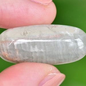 Quarz mit Chlorit Einschlüssen - Polierter Cabochon. Kristallexemplar von Ouro Preto, Brasilien.