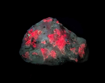 Fluorescent Tugtupite and Polylithionite from Greenland. Ilimaussaq Complex in Greenland. Fluorescent - ET132