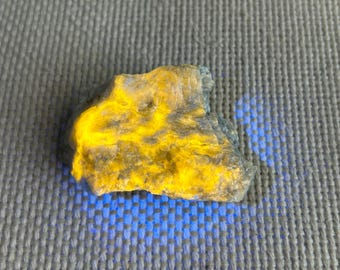Fluorescent Scapolite and Prehnite Specimen from Saint Michel de Wentworth in Quebec, Canada. LW, MW, SW Uv Fluorescence. Multi Wave - ET130