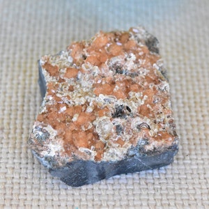 Stilbite en Peach Chabazite Crystal Cluster. Moore Quarry, Mercer Co, New Jersey.
