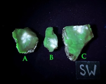 ONE Fluorescent Hyalite Opal with unidentified mineral. Small. SW LW Uv light. Neon Green Fluorescence. Durango, Mexico