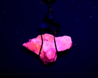 Fluorescent salmon calcite, and amethyst necklace, boho rave unique jewelry, elesyn gaea fluo glow collection