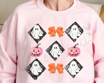 Puede incluir: Sudadera rosa claro con un estampado repetido de Halloween. El diseño incluye fantasmas blancos, lazos naranjas y calabazas rosas con caras talladas, dentro de rombos negros. El conjunto es festivo y de temporada.