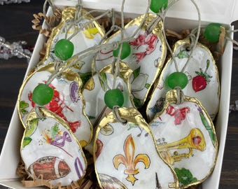 Juego de 8 adornos de conchas de ostra con temática de Nueva Orleans, con detalles dorados y cuentas de vidrio. Ideal como regalo de Navidad o para decorar con la técnica de decoupage.