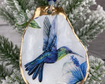 Adorno de concha de ostra de colibrí con detalles dorados y acabado epoxi brillante. Decoración costera, adorno de playa, regalo de Navidad.