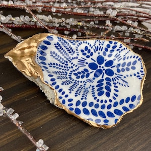Blauwe en witte ringschotel oesterschelp, schotel geëpoxeerd, kustdecor, schelp trinketschotel, oesterschelpkunst, stranddecor, kerstcadeau