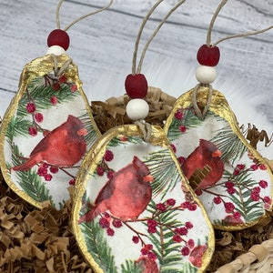 Rote Weihnachts-Kardinal-Austernmuschel-Verzierung mit Glitzer- und Goldakzenten, Küstendekoration, Strandverzierung, Weihnachtsgeschenk, Decoupage-Auster