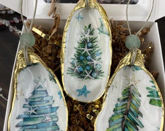 Juego de tres adornos navideños de concha de ostra para árbol de playa con detalles dorados y acabado epoxi brillante, decoración costera, regalo de Navidad.
