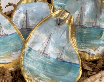 Segelboot-Austernmuschel-Ornament mit goldenen Akzenten und glänzendem Acryl-Finish, Küstendekoration, Strandornament, Vatertagsgeschenk