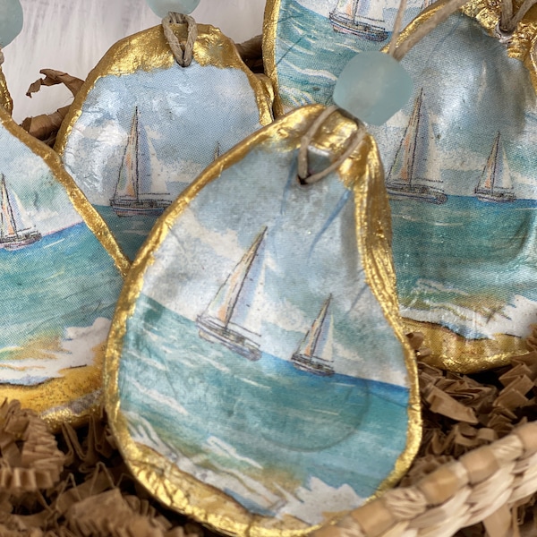 Ornament oesterschelp zeilboot: goudaccent kustdecor