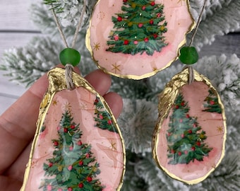 Adorno navideño de concha de ostra rosa: decoración playera con detalles dorados