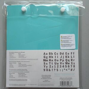Puede incluir: Un paquete de plantillas de alfabeto para manualidades. Las plantillas est&aacute;n hechas de pl&aacute;stico transparente y presentan las letras A a la Z, los n&uacute;meros del 0 al 9 y varios signos de puntuaci&oacute;n. El paquete es azul y blanco e incluye una advertencia sobre el c&aacute;ncer y los riesgos para la reproducci&oacute;n.