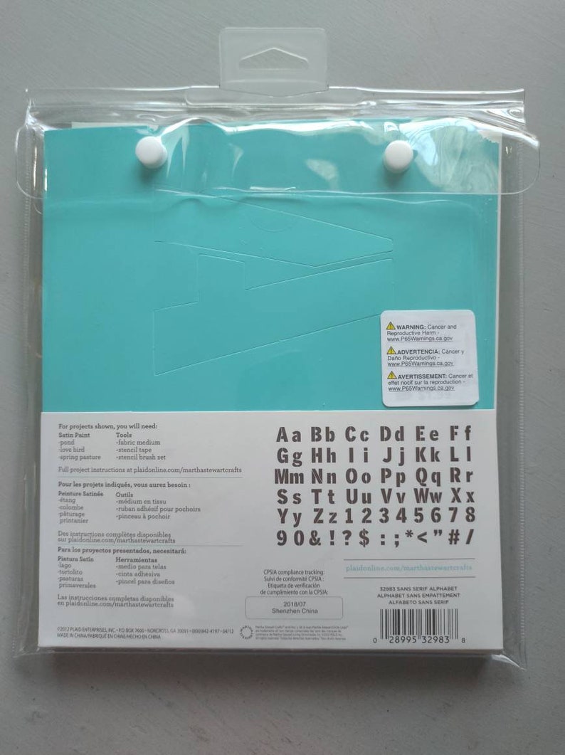 Puede incluir: Un paquete de plantillas de alfabeto para manualidades. Las plantillas est&aacute;n hechas de pl&aacute;stico transparente y presentan las letras A a la Z, los n&uacute;meros del 0 al 9 y varios signos de puntuaci&oacute;n. El paquete es azul y blanco e incluye una advertencia sobre el c&aacute;ncer y los riesgos para la reproducci&oacute;n.