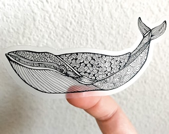 Pode incluir: Um desenho a preto e branco de uma baleia com padrões intrincados no seu corpo. A baleia está num autocolante transparente.