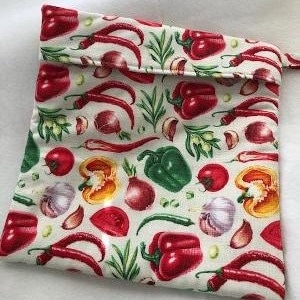 Può includere: Una borsa di stoffa bianca per prodotti con una stampa colorata di peperoni rossi, verdi e gialli, pomodori, cipolle e aglio.