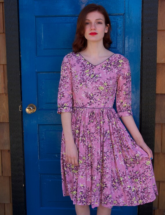 1950s Dress / Bright Mauve / Leaves & Floral Print