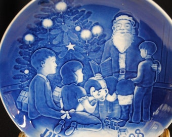 Bing & Grondahl Copenhagen Christmas Plate - Santa the Storyteller