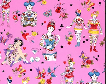 Könnte beinhalten: Ein pinkfarbener Stoff mit einem sich wiederholenden Muster aus tätowierten Frauen, Schmetterlingen, Blumen, Herzen, Musikinstrumenten, Würfeln und Sternen. Die Frauen sind mit Tätowierungen geschmückt und tragen verschiedene Outfits. Das Design ist farbenfroh und skurril.