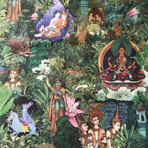 Peut inclure: Une peinture colorée représentant une scène d'un temple bouddhiste. La peinture présente plusieurs personnages dans différentes poses, notamment un Bouddha assis, un Bouddha debout et plusieurs autres personnages. La peinture est sur fond de feuillage vert luxuriant et de fleurs.