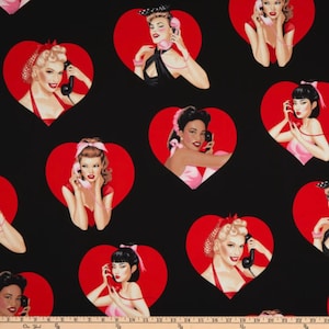Peut inclure: Un fond noir avec un motif répété de cœurs rouges. Chaque cœur présente une illustration rétro d'une femme avec un téléphone rose. Les femmes portent toutes des tenues et des coiffures différentes.