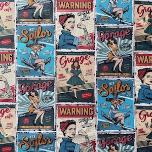Peut inclure: Tissu avec un motif répété d'affiches vintage. Les affiches présentent des pin-up, les mots "Garage", "Grange Cafe", "Hey Sailor" et "Warning Woman at Work". La palette de couleurs comprend le rouge, le bleu et le beige.