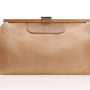 Nuove pochette/borse in pelle di JOBEENY. Ispirate agli anni '30. Senza tempo. Scomparto interno per monete e carte. Contiene iPhone, trucchi. Nero e marrone chiaro.