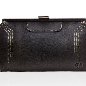 Nuove pochette/borse in pelle di JOBEENY. Ispirato agli anni '30. Senza tempo. Scomparto interno delle monete-carta. Contiene iPhone, make-up. Nero e marrone.