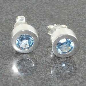 Exquisite round stud earrings made from high-quality 925 sterling silver, adorned with a dazzling 6mm stone.