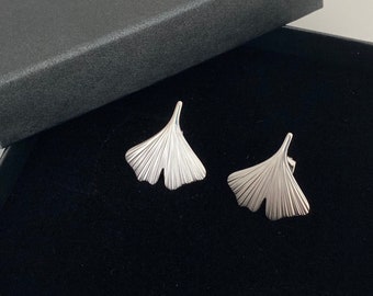 925 Silber Ohrstecker "Ginkgo-Blatt", 2x2 cm groß, mattierte Oberfläche, handgefertigt in Deutschland