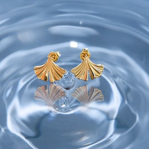 Kleiner Ohrstecker &quot;Sunshine-Ginkgo&quot; aus 925 Silber und vergoldet
