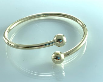 Eleganter offener Armreif mit Kugelenden, handgemacht aus 925 Silber, auch für große Handgelenke ideal