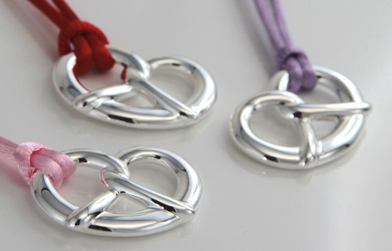 Get ready for Oktoberfest! Süßer Brezel Anhänger aus 925 Sterling Silber