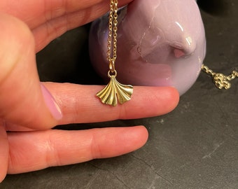 Anhänger ""Sunshine-Ginkgo"" mit Öse aus 925 Silber vergoldet."