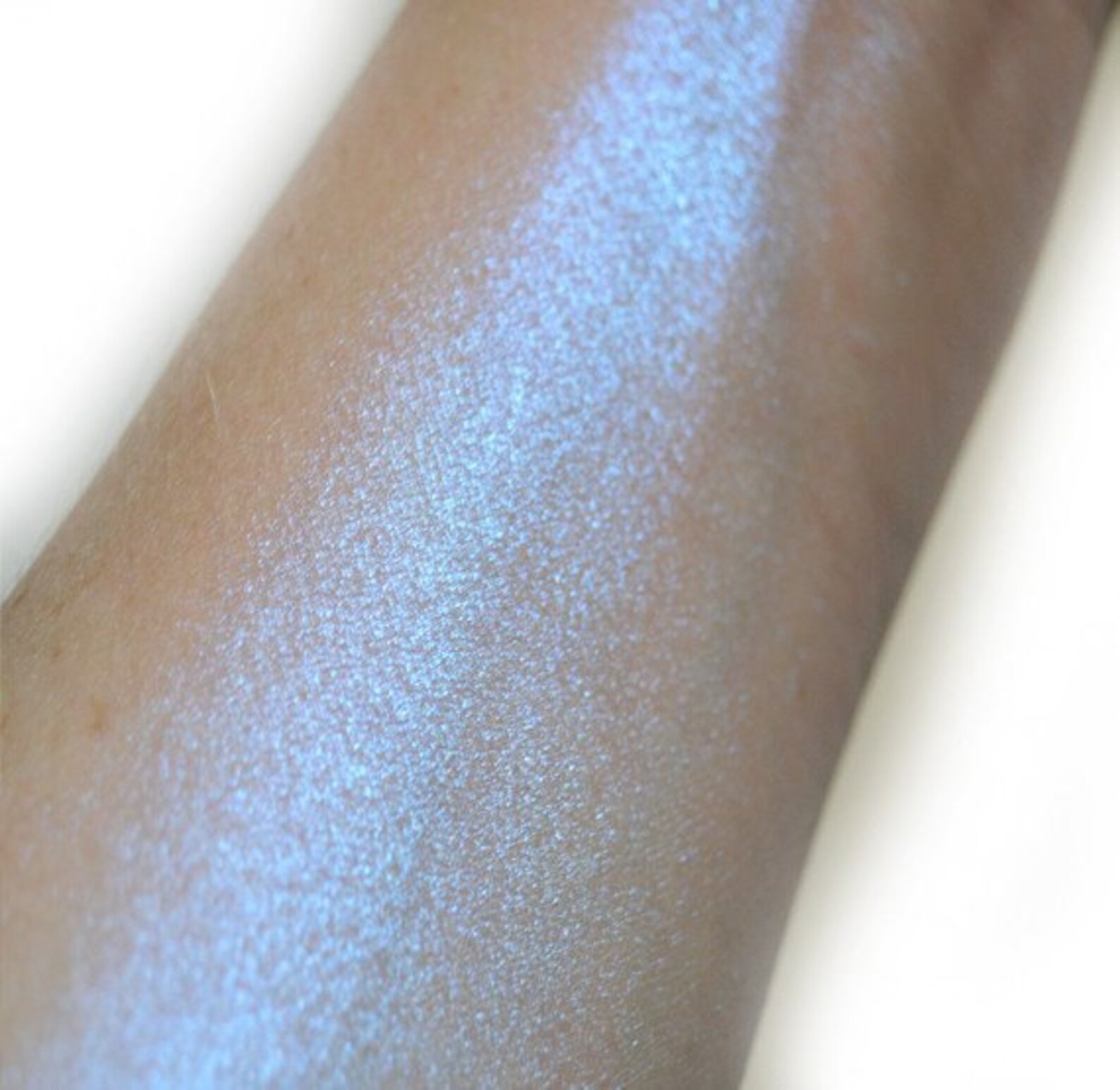 Хайлайтер с голубым свечением. Smashbox хайлайтер. Голубой хайлайтер. Anastasia beverly hills highlighter. Хайлайтер для лица голубой.