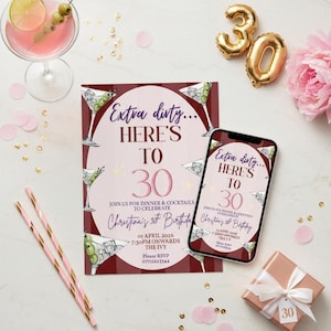 Op de afbeelding: Een uitnodigingskaart voor een 30e verjaardag en een smartphone met hetzelfde ontwerp, in bordeauxrood en roze, met illustraties van martiniglazen en de tekst Extra dirty... HERE'S TO 30, omringd door gouden confetti, een cocktail en een cadeau.