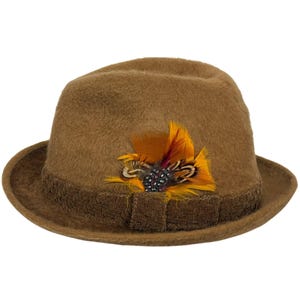 Pode incluir: Um chapéu fedora de feltro marrom com uma faixa trançada marrom e um adorno de pena laranja e marrom.