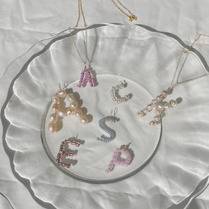 Collana con ciondolo con lettera iniziale in perline