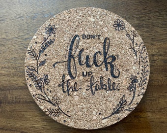 Dessous de plat en liège à message inapproprié avec des motifs brûlés à la main