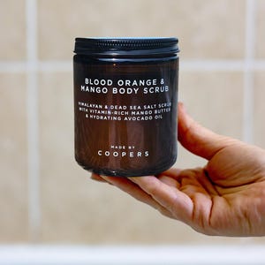 Organiczny peeling do ciała – krwawa pomarańcza i mango, himalajski peeling z solą z Morza Martwego, masłem kokosowym i mango oraz olejem z awokado | Peeling cukrowy