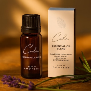 Mezcla de aceites esenciales calmantes con aceites de aromaterapia de lavanda, romero, incienso, ylang-ylang y bergamota.