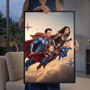 Könnte beinhalten: Ein gerahmter digitaler Kunstdruck, der eine vierköpfige Familie als Superhelden verkleidet über Wolken fliegend zeigt. Die Figuren tragen blaue und rote Kostüme mit Umhängen. Futuristische Strukturen schweben im Himmel.