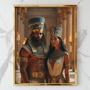 K&ouml;nnte beinhalten: Ein Paar in goldener und blauer Kleidung im &auml;gyptischen Stil. Der Mann tr&auml;gt ein hohes blaues Kopftuch mit goldenen Verzierungen und eine goldene Halskette. Die Frau tr&auml;gt eine goldene Krone mit blauen Juwelen und eine goldene Halskette. Sie stehen in einem Raum mit goldenen S&auml;ulen und B&ouml;gen.